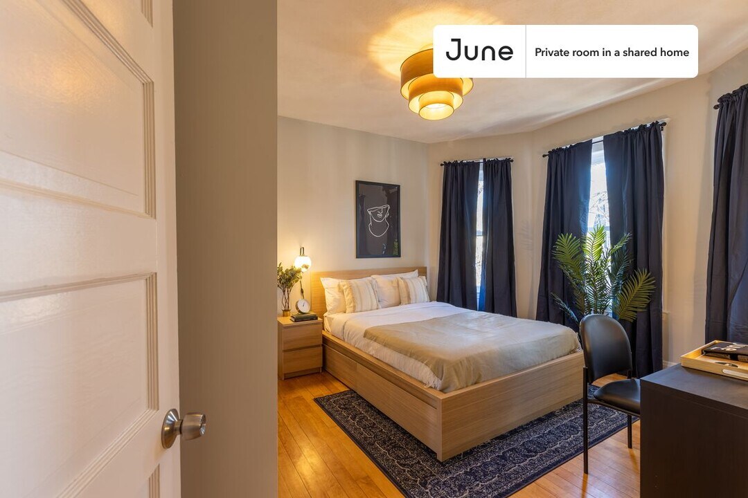 Private bedroom in 4 bed/2 bath Home in Boston, MA - Building Photo