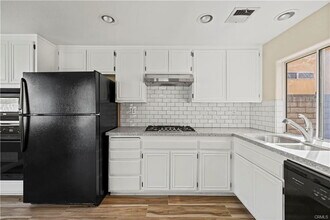 25815 Dickens Ct in Stevenson Ranch, CA - Foto de edificio - Building Photo