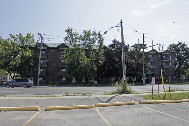 Cameo Place Apartments in Richmond Hill, ON - Building Photo - Building Photo