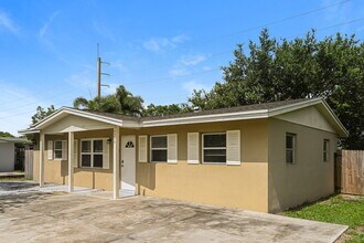 4346 Tufts Ave in Ft. Myers, FL - Foto de edificio - Building Photo