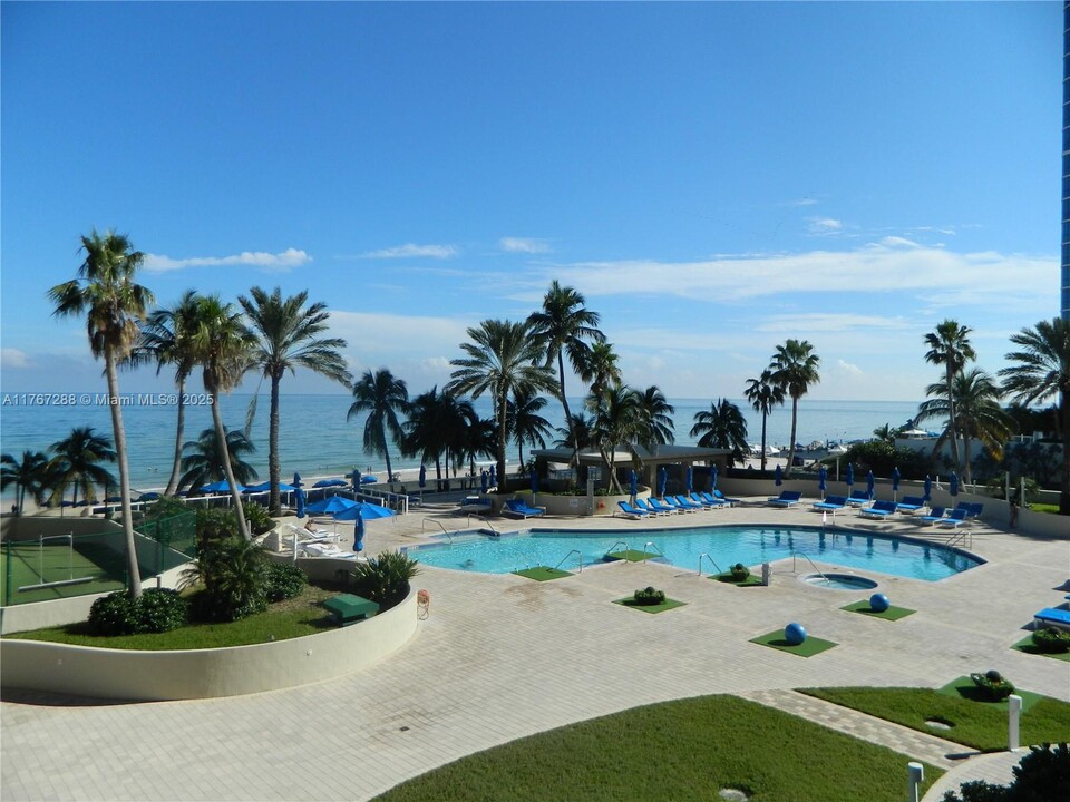 17555 Collins Ave in Sunny Isles Beach, FL - Foto de edificio
