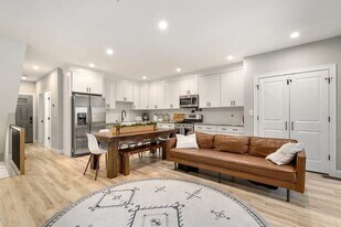 142 W 8th St, Unit 142 W 8th #1 in Boston, MA - Building Photo