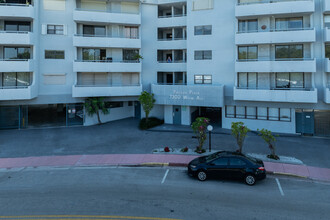 Parkview Plaza in Miami Beach, FL - Building Photo - Building Photo