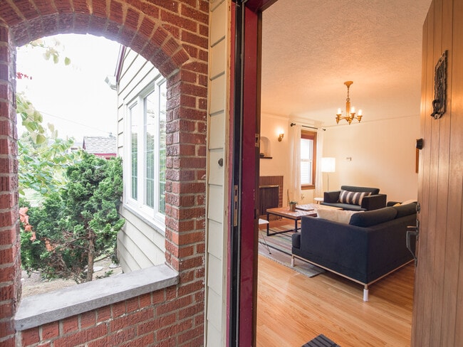 2323 SE Pine St in Portland, OR - Foto de edificio - Building Photo