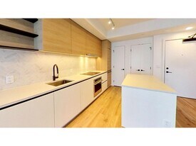 10448 University Dr in Surrey, BC - Building Photo