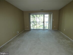 12 Holly Ct in Trenton, NJ - Foto de edificio - Building Photo