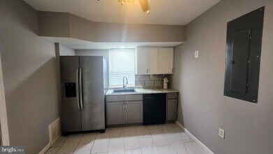 1199 46th Pl SE, Unit 3 in Washington, DC - Foto de edificio - Building Photo