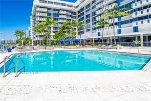 800 West Ave in Miami Beach, FL - Building Photo