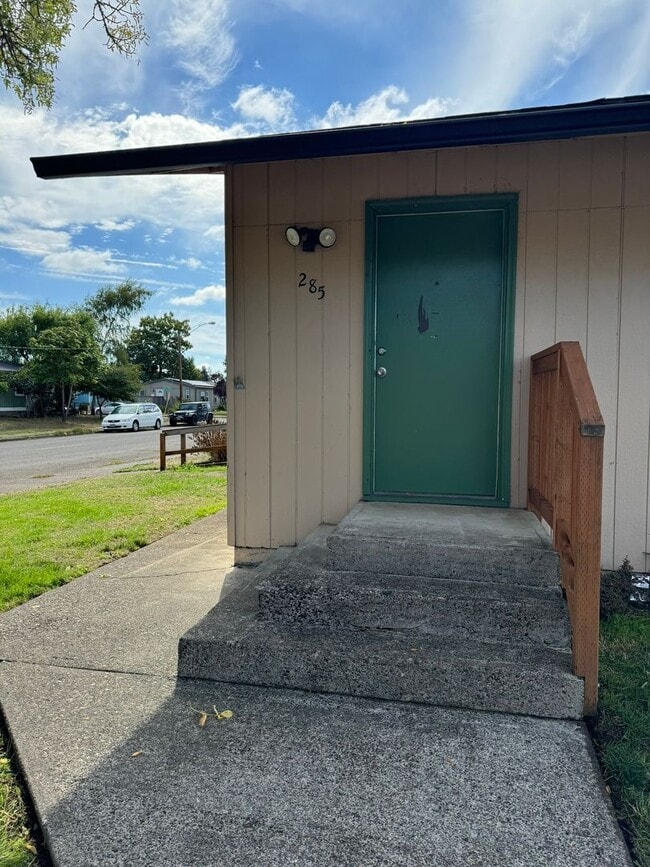 285 E 11th Ave in Junction City, OR - Building Photo - Building Photo