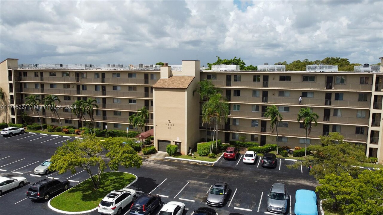 7730 NW 50th St in Lauderhill, FL - Building Photo