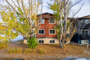 Beryl's Manor in Calgary, AB - Building Photo