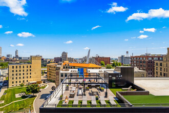 River Place Lofts in Milwaukee, WI - Foto de edificio - Building Photo