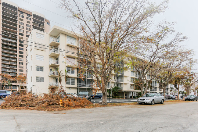 Bahia Vista Condominiums in Miami, FL - Foto de edificio - Building Photo