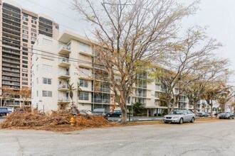 Bahia Vista Condominiums in Miami, FL - Building Photo - Building Photo