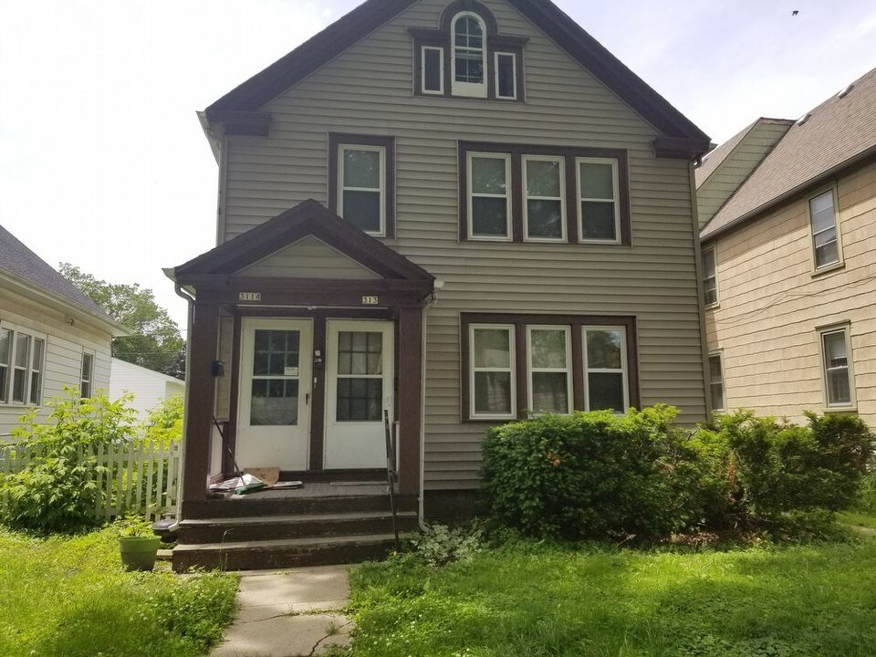 311 N 40th St in Milwaukee, WI - Building Photo