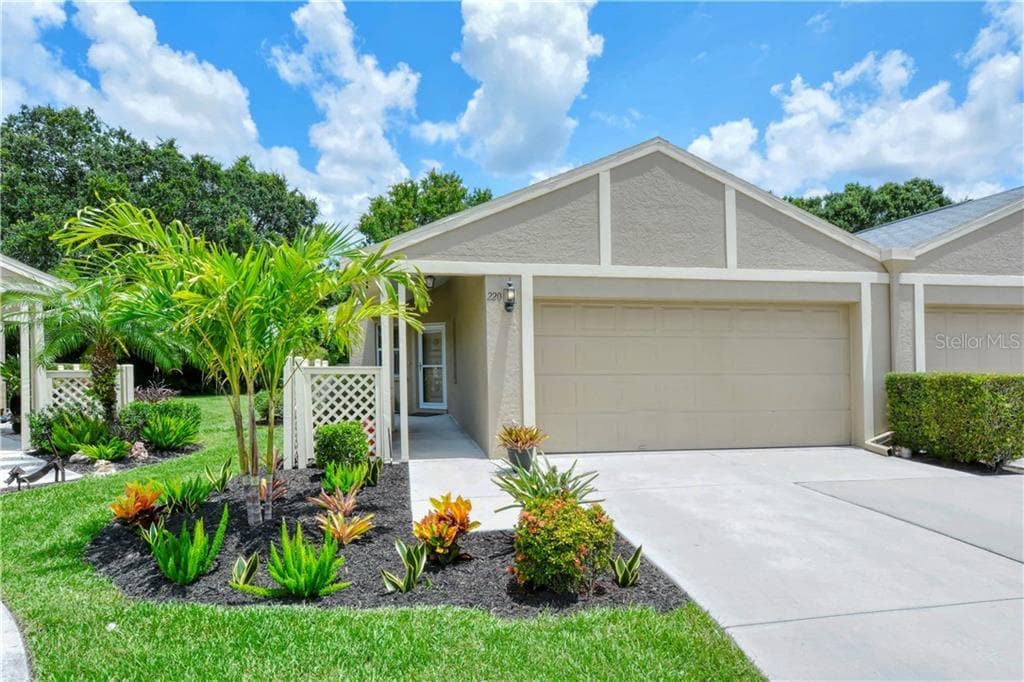 220 Chartley Ct N in Sarasota, FL - Building Photo