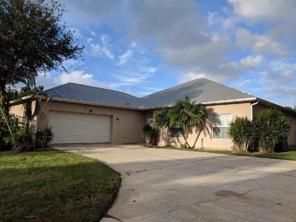 2181 SE Morningside Blvd in Port St. Lucie, FL - Foto de edificio
