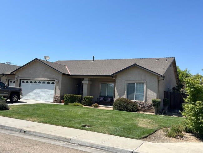 623 W Meadow Ln in Kingsburg, CA - Building Photo - Building Photo