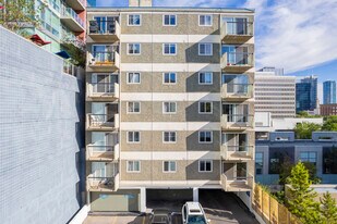 Amantea Tower in Calgary, AB - Building Photo