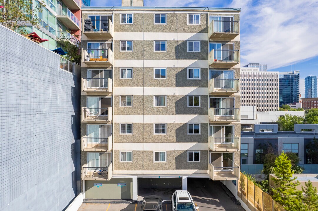 Amantea Tower in Calgary, AB - Building Photo