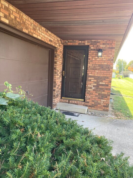 995 Kingswood Dr, Unit 995 Kingswood in Lima, OH - Building Photo