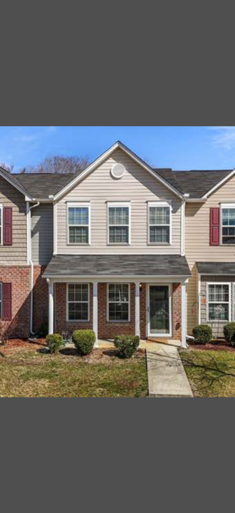 1168 Brooksridge Way in Whitsett, NC - Foto de edificio