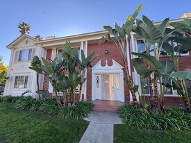 12000 Moorpark St in Los Angeles, CA - Building Photo