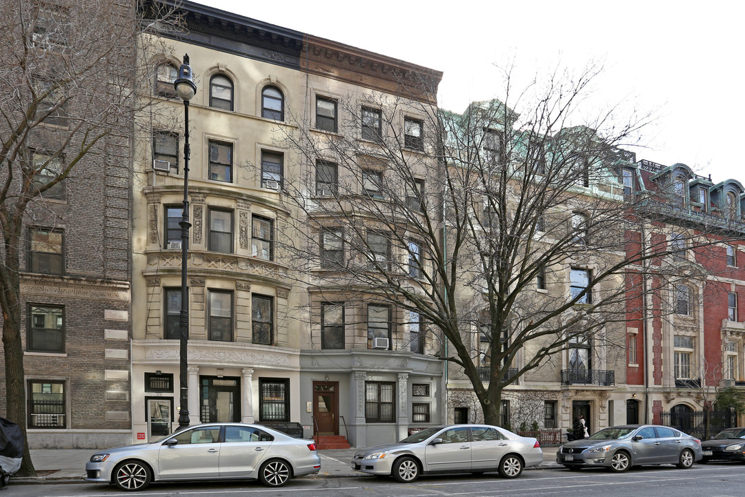 320 W 106th St in New York, NY - Building Photo