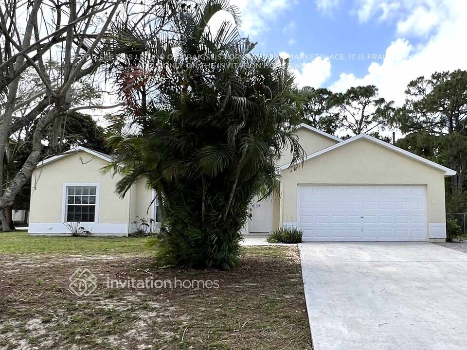 102 NW Carmelite St in Port St. Lucie, FL - Foto de edificio