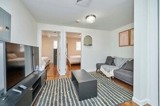 241 E St, Unit 2 in Boston, MA - Foto de edificio - Building Photo