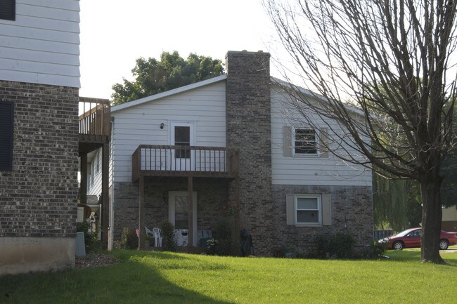 104 Waldmar Ct in Mount Horeb, WI - Foto de edificio - Building Photo
