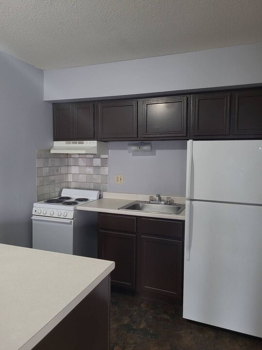 Douglas Oaks in Des Moines, IA - Building Photo