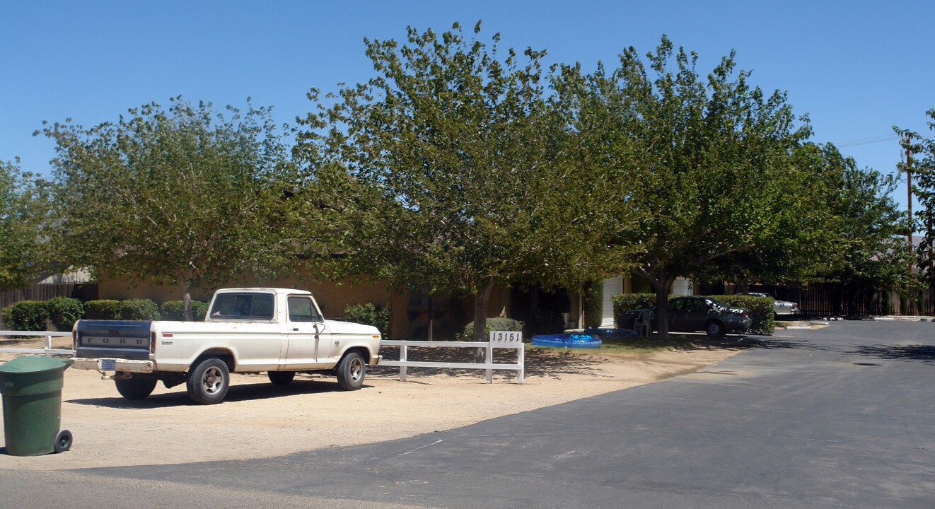 13151 Lakota Rd in Apple Valley, CA - Foto de edificio