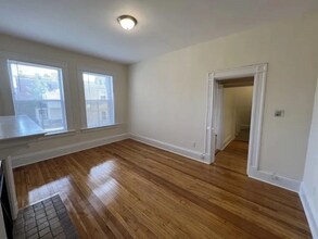 2 Ware St, Unit 111 in Cambridge, MA - Foto de edificio - Building Photo