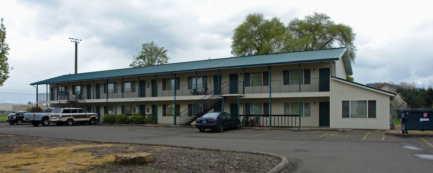 2057 S 7th St in Lebanon, OR - Building Photo