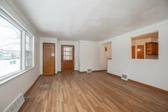 160 Noble Beach Dr in Euclid, OH - Building Photo - Building Photo