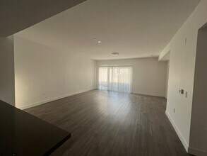 Glenoaks Residences in Glendale, CA - Foto de edificio - Building Photo