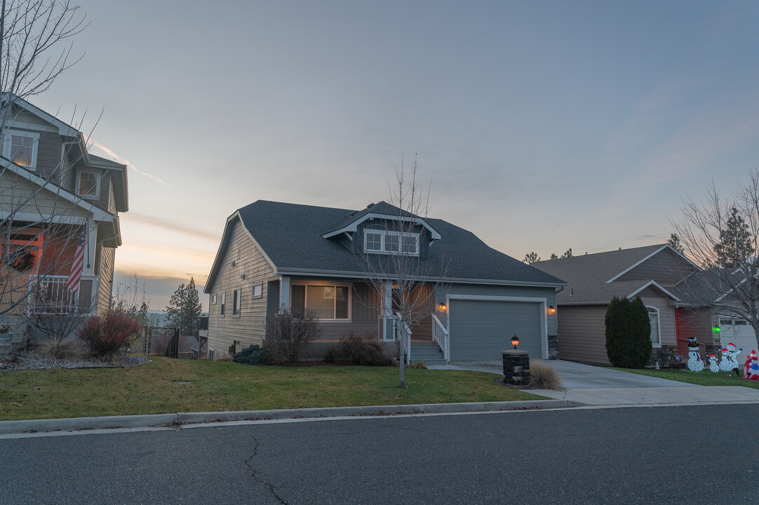 5616 S Ravencrest Dr in Spokane, WA - Foto de edificio