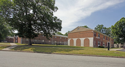 Aqueduct Apartments in Newport News, VA - Building Photo - Building Photo