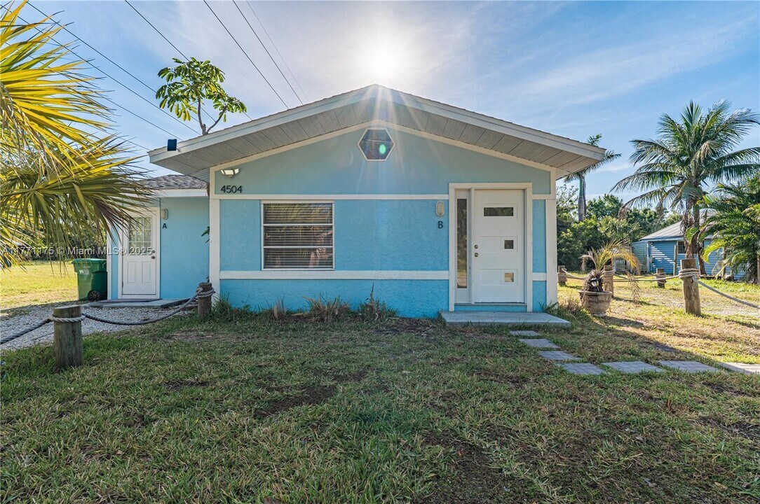4504 Oakley St in Port Charlotte, FL - Building Photo