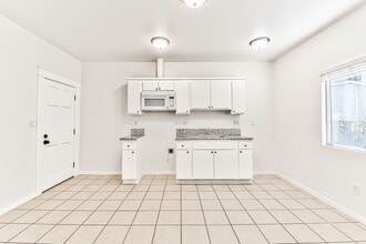 908 Martin Luther King Jr Ave, Unit 11 in Long Beach, CA - Building Photo - Building Photo