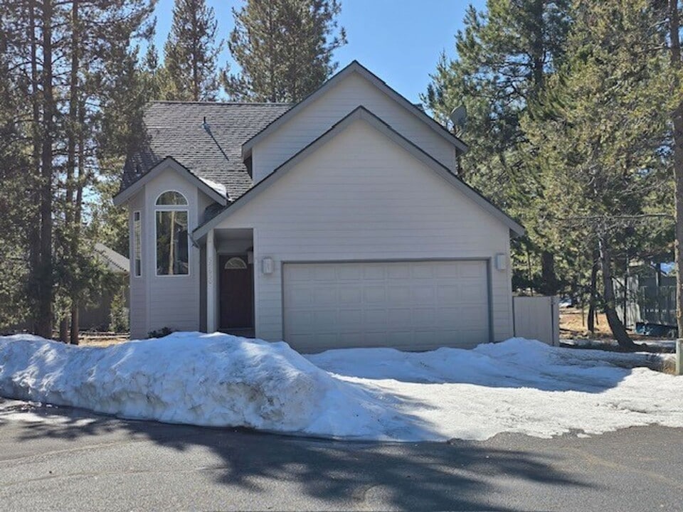 55650 Campsite Rd in Bend, OR - Building Photo