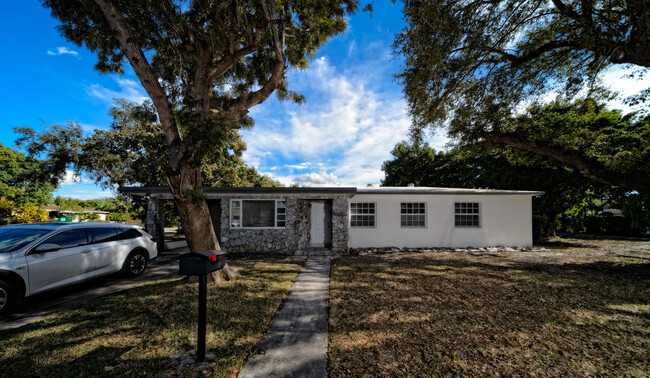 13075 NW 16th Ave in North Miami, FL - Building Photo - Building Photo