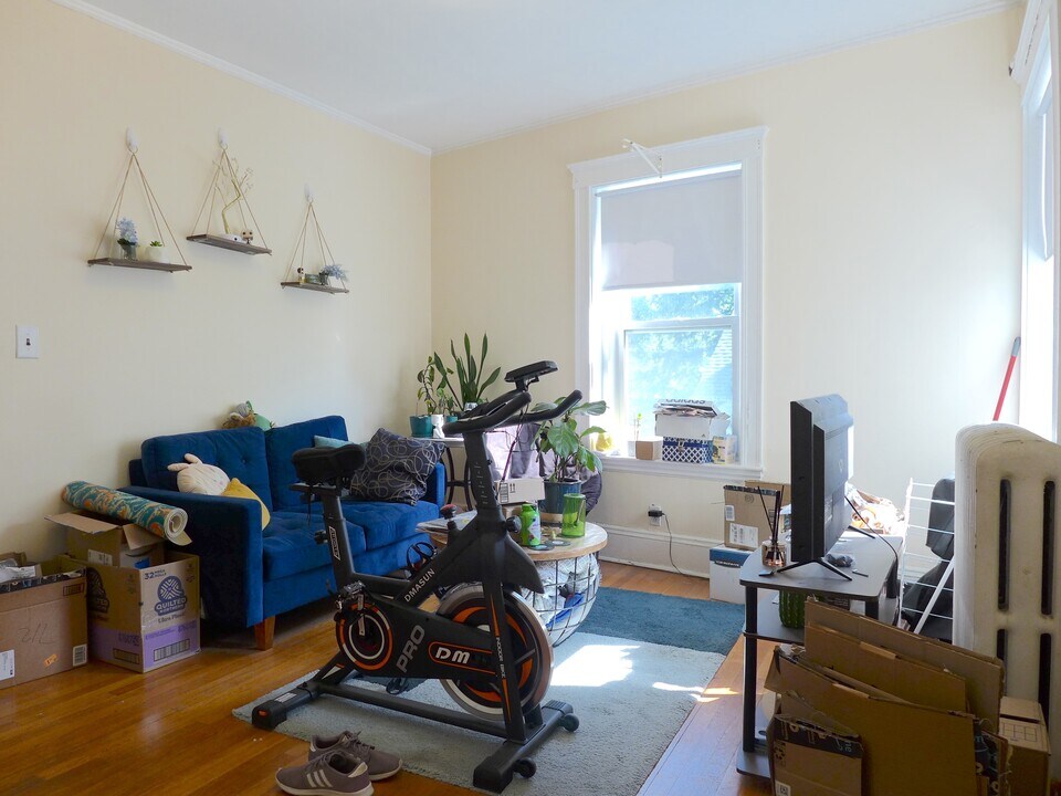 60 Gibbs St, Unit 6 in Brookline, MA - Building Photo