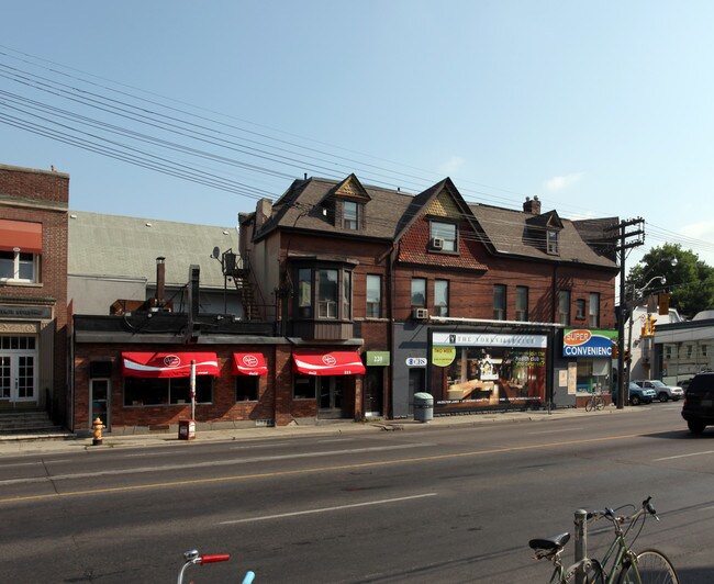 220 Davenport Rd in Toronto, ON - Building Photo - Building Photo