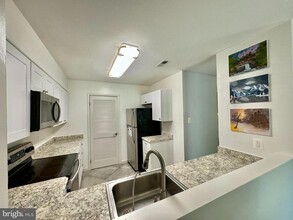 3926 El Camino Pl-Unit -8 in Alexandria, VA - Foto de edificio - Building Photo