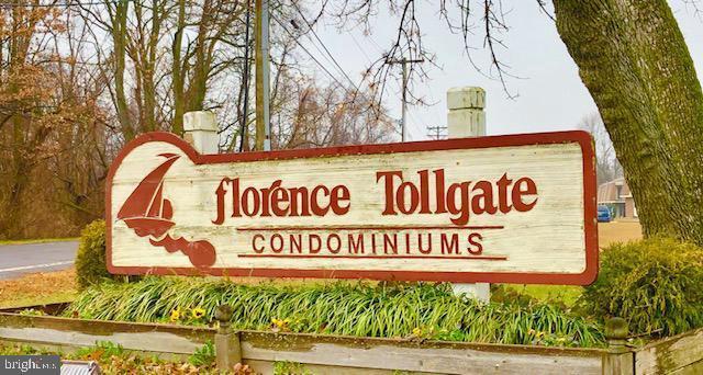 8-8 Florence Tollgate in Florence, NJ - Foto de edificio