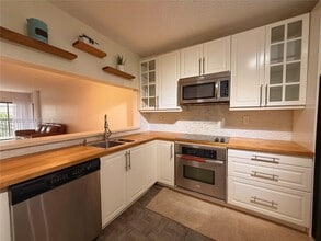 511 Ives Dairy Rd in Miami, FL - Building Photo - Building Photo