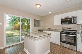 8454 Lake Crystal Dr in Houston, TX - Building Photo - Building Photo