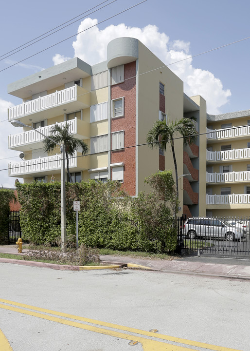 Waterway Plaza in Miami Beach, FL - Foto de edificio